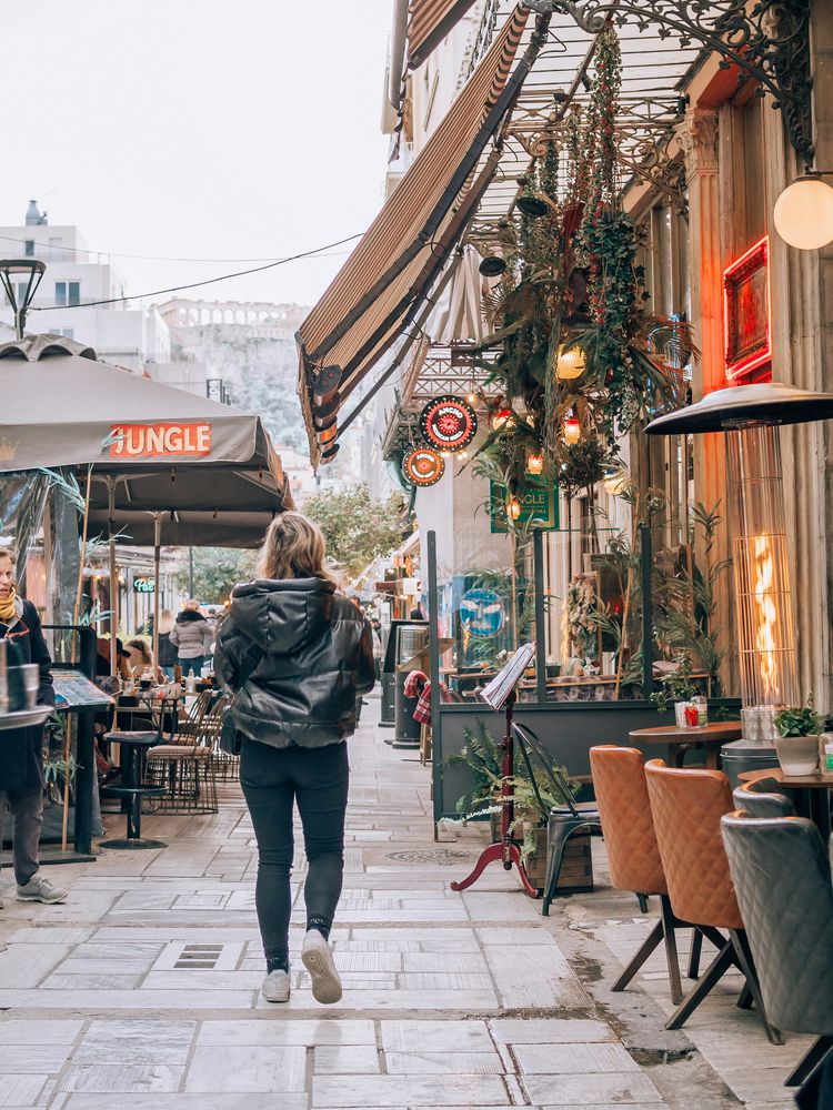Athener Gasse mit Tavernentischen im Freien