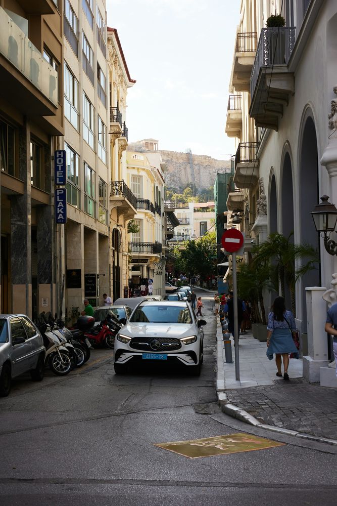 Enge Gasse im Athener Altstadtviertel Plaka in der Abenddämmerung