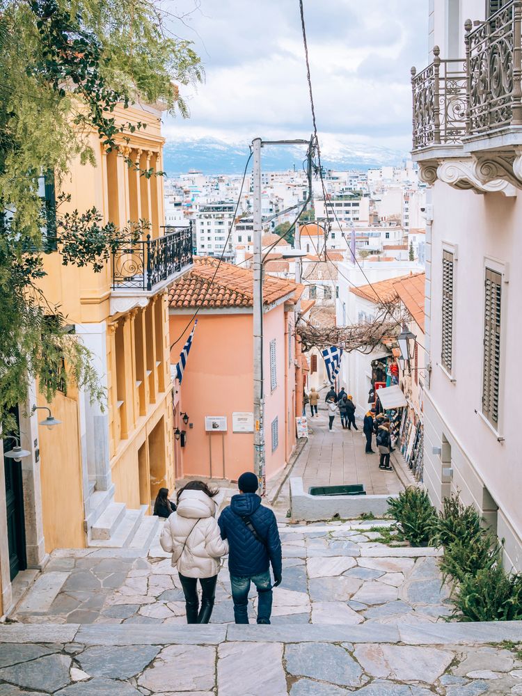 Treppengasse in Athen, die abwärts führt